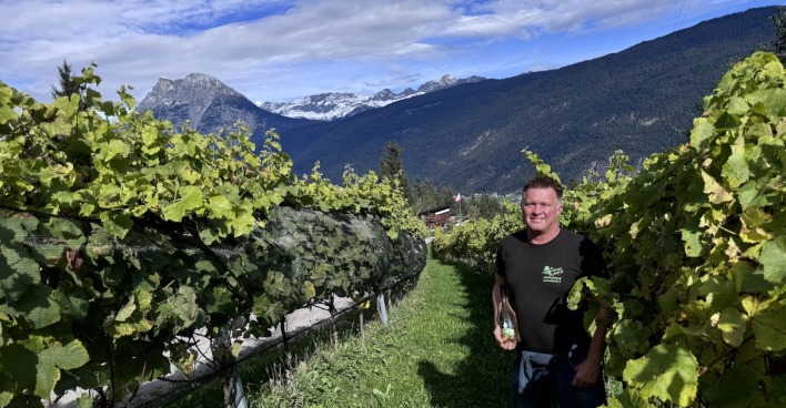 Winzer Robert Zangerl in seinem Weinberg