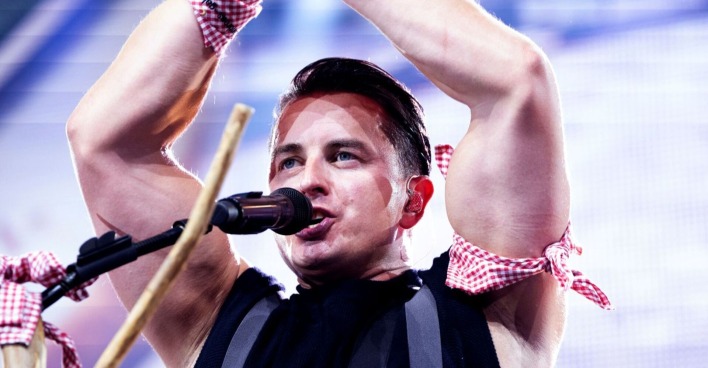 Andreas Gabalier singt in ein Mikrophon.