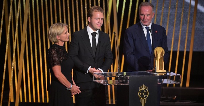 Auf der Bühne: Witwe Heidi Beckenbauer mit Sohn Joel und Ex-Bayern-Boss Karl-Heinz Rummenigge.