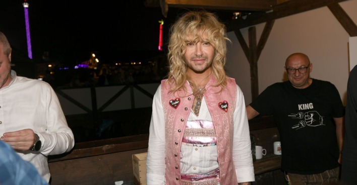 Bill Kaulitz lächelt in die Kamera