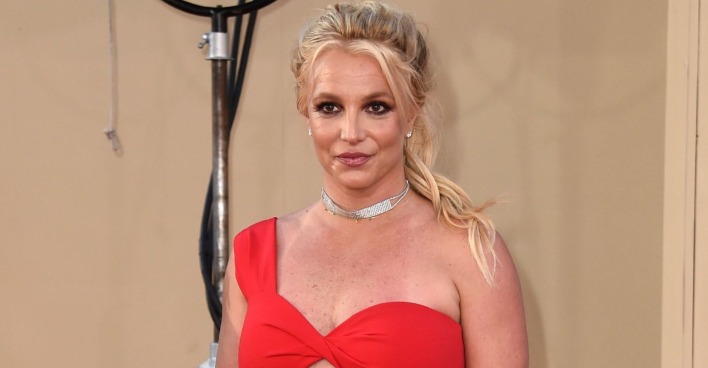 Britney Spears lächelt.