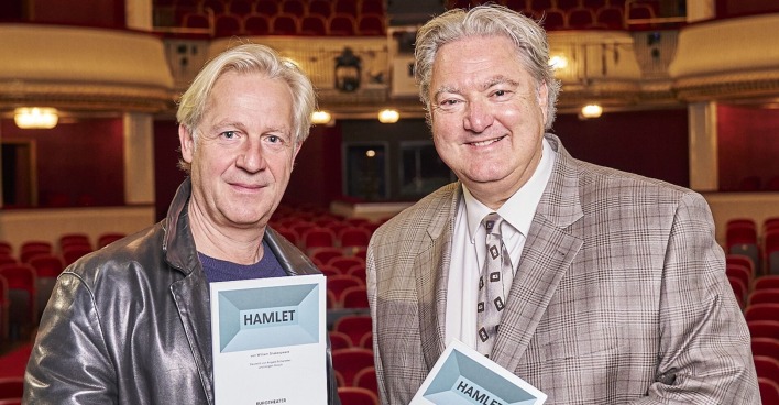 Zwei Männer mit Folder im Burgtheater