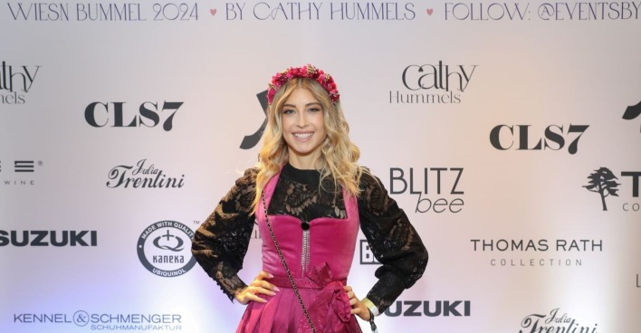 Cathy Hummels posiert mit Blumenkranz im Haar.