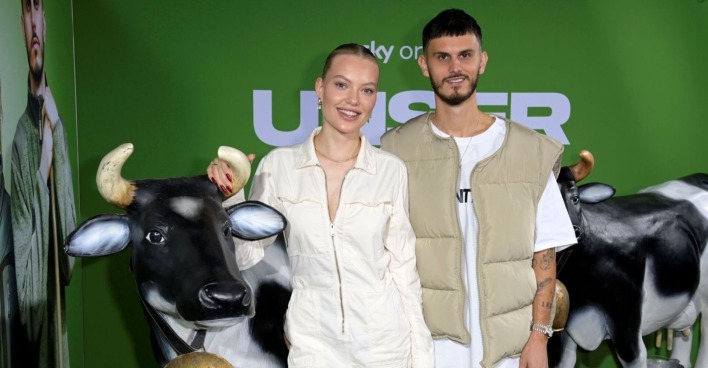 Cheyenne und Nino posieren mit einer Kuh-Statue