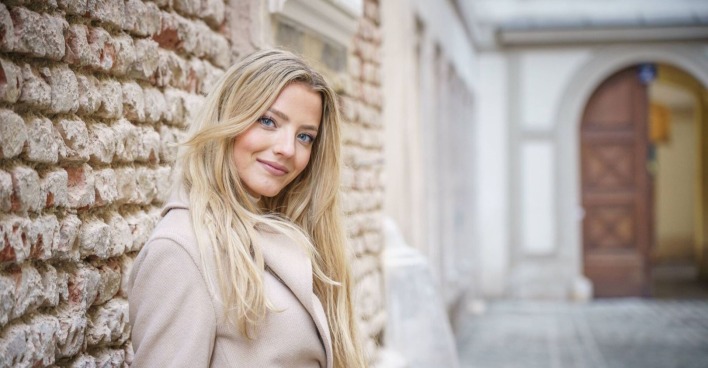 Chiara Pisati lehnt gegen eine Wand
