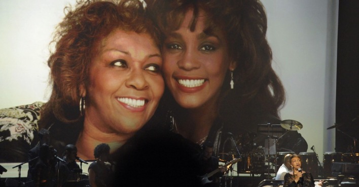 Ein großes Foto von Cissy und Whitney Houston auf einer Leinwand.