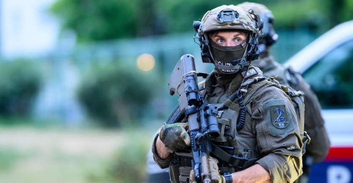 Cobra-Polizist in voller Montur.