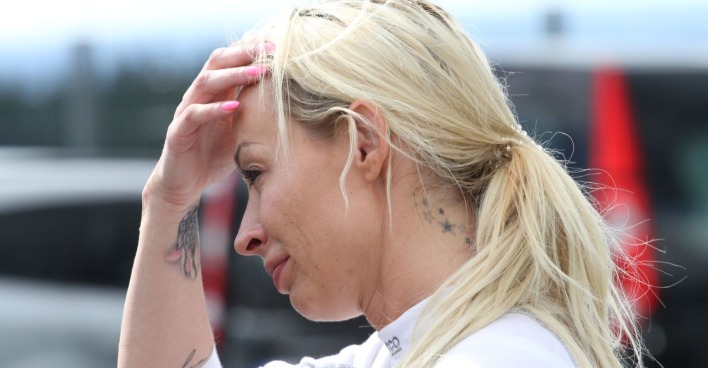Cora Schumacher fasst sich an die Stirn