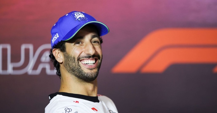 Daniel Ricciardo bei einer Pressekonferenz