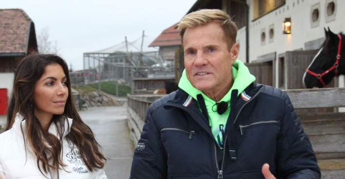 Dieter Bohlen und seine Carina auf einem Hof