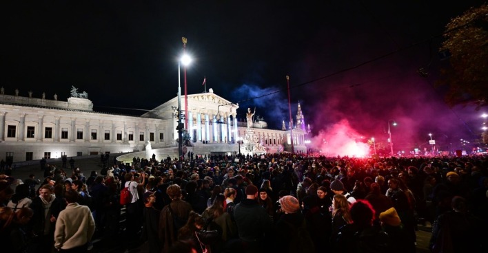 Demonstranten vor österreichischem Parlament