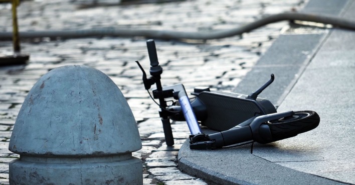 E-Scooter liegt am Boden