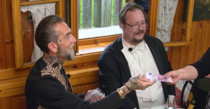 Käse-Millionär Roland Ludomirska und sein Butler verteilen Geldscheine