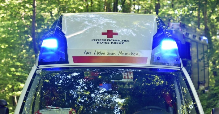 Rettungswagen im Wald