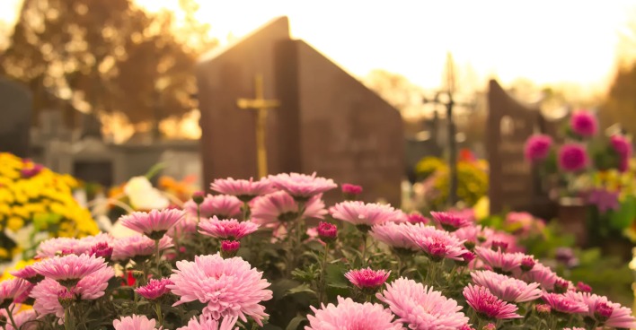Grab mit Blumen | Credit: iStock.com/Mariusz Zysk