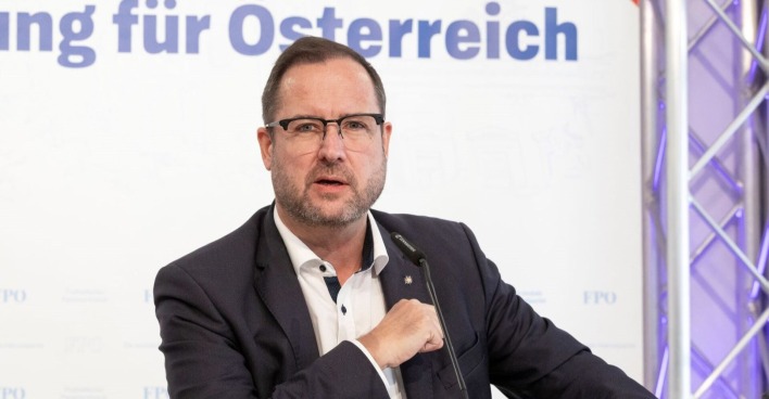 FPÖ-Generalsekretär Christian Hafenecker rückt gegen Nehammer aus.
