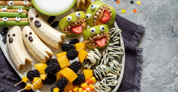 Mehrere gruselige Halloween-Snacks auf einem Teller