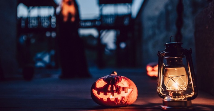 Ein Halloween-Kürbis und eine Laterne in der Nacht.