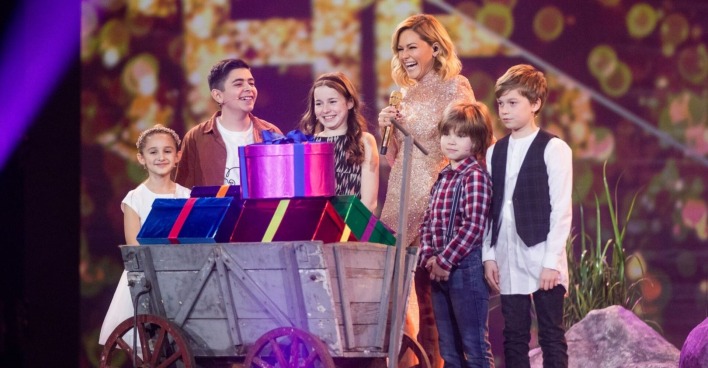 Helene Fischer mit Kindern auf der Bühne.