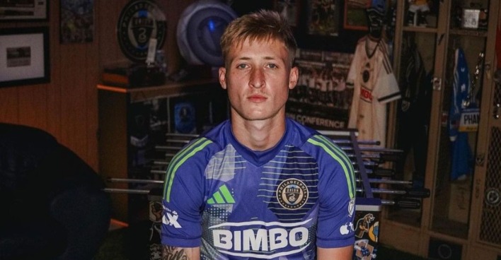 Holden Trent auf Instagram, sitzend in seinem Trikot