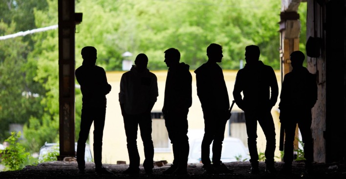Junge Burschen im Schatten.