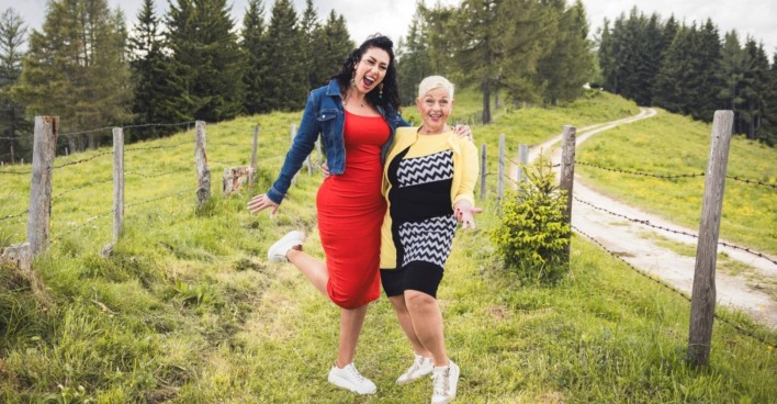 Jazz Gitti posiert mit Carmen auf einer Wiese.