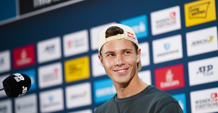 Joel Schwärzler auf einer Pressekonferenz zu den Erste Bank Open