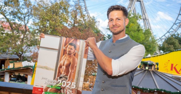 "Bauer such Frau"- Kandidat Stefan zeigt den Kalender.