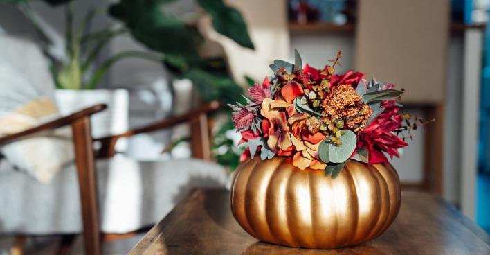 Kürbis-Vase steht auf einem Tisch | Credit: iStock.com/OKrasyuk