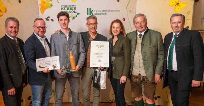 Mehrere Menschen posieren für ein Foto
