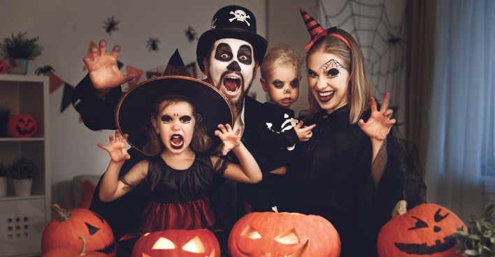 Eine verkleidet Familie zu Halloween.