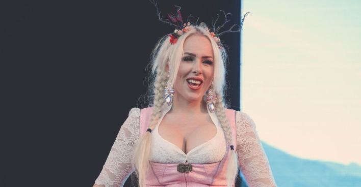 Lydia Kelovitz im Dirndl.