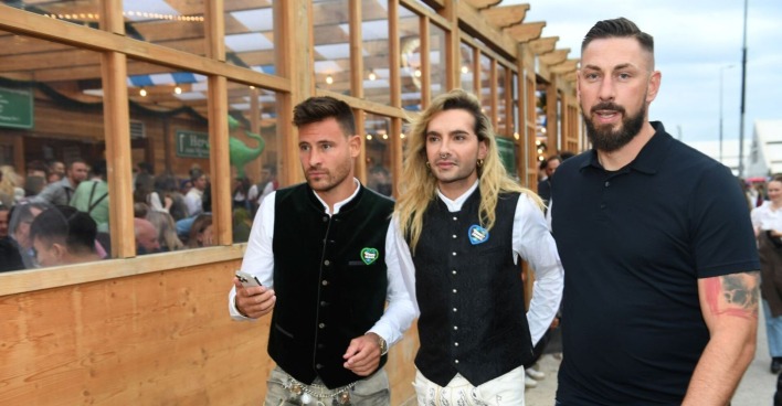 Marc Eggers und Bill Kaulitz gehen nebeneinander