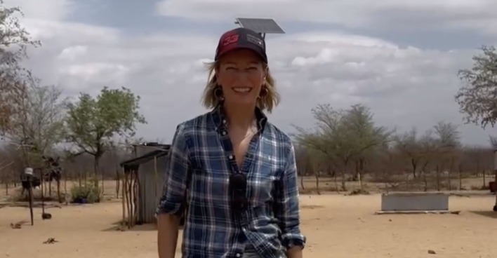 Monika Gruber im Safari-Outfit in Namibia.