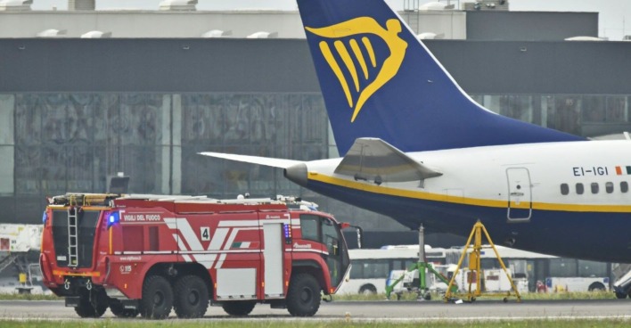 Ein Feuerwehrauto fährt zu einer Ryanair-Maschine.