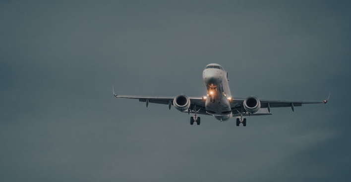 Ein Flugzeug in der Luft, düsteres Ambiente.