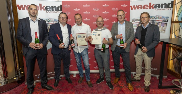 Mehrere Männer lächeln in die Kamera
