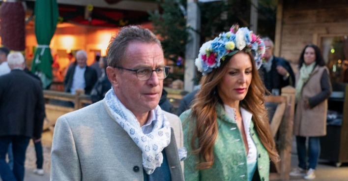 Ralf Ragnick mit geheimnisvoller Dame auf der Wiesn.