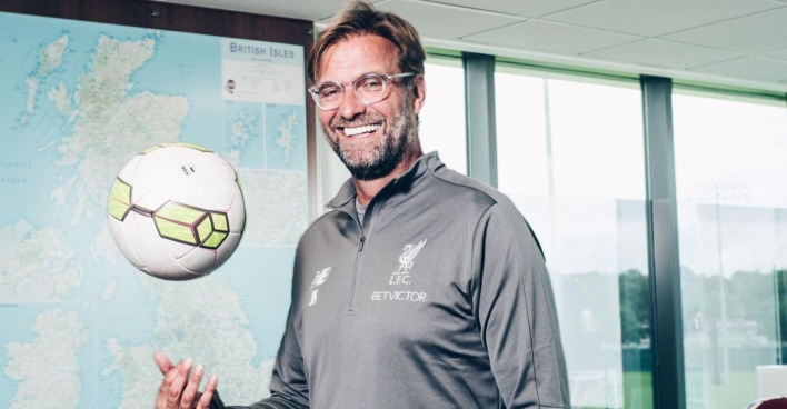Jürgen Klopp mit einem Fußball.