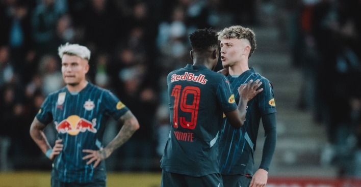 Die Spieler Piatkowski, Konate und Clark von Red Bull Salzburg