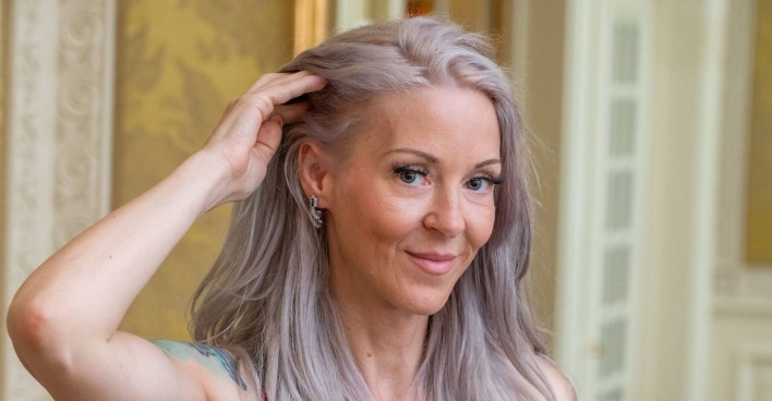 Simone Lugner mit Hand in Haaren