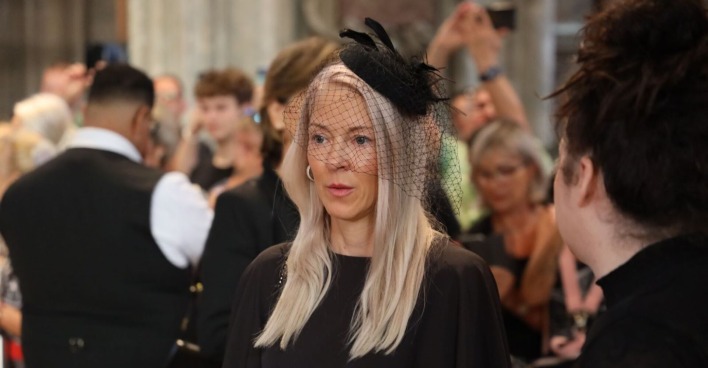 Simone Lugner bei der Beerdigung ihres Mannes.