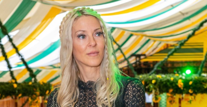 Simone Lugner mit Flechtfrisur und ernstem Blick