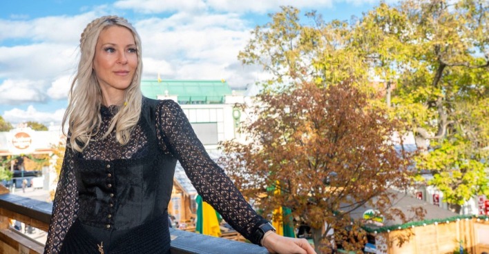 Simone Lugner im schwarzen Dirndl
