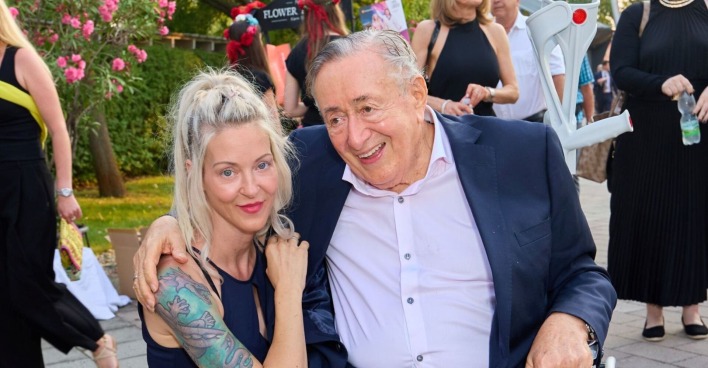 Richard Lugner legt seinen Arm um Simone.