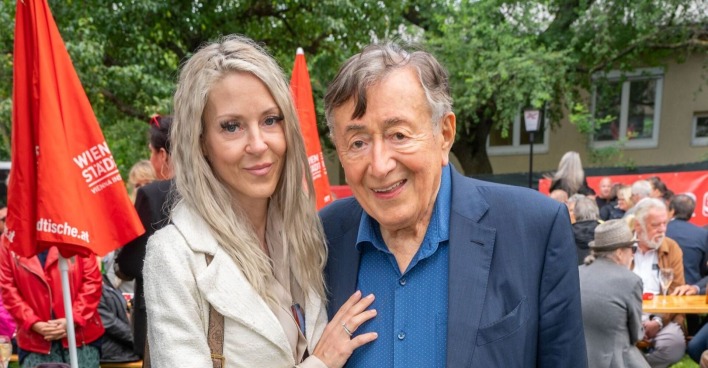 Simone legt ihre Hand auf die Brust von Richard Lugner