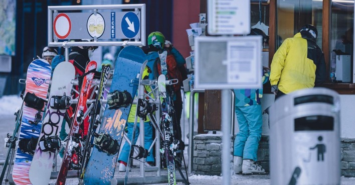 Skifahrer kaufen sich vor Ort ein Skiticket.