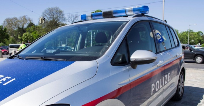 Polizeiwagen welcher auf Parkplatz steht