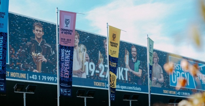 Stadthalle im Design des stattfindenden Tennisturniers