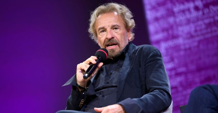 Thomas Gottschalk spricht in ein Mikrophon.